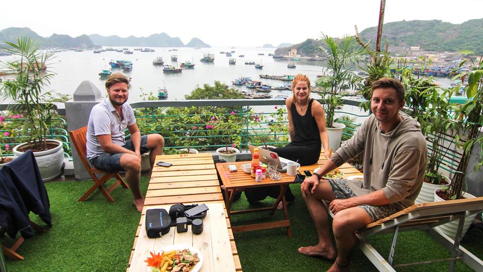 Nhiều khách nước ngoài chọn Mono Homestay Cát Bà để nghỉ ngơi